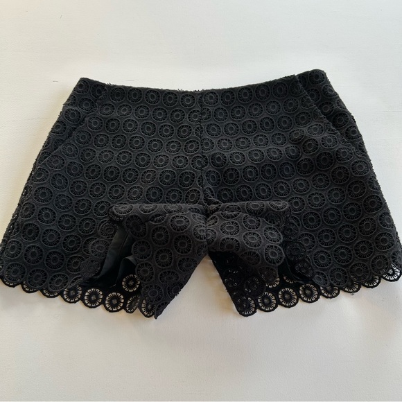 Trina Turk Eyelet Lace Appliqué Scalloped Shorts Black
Pockets Women's Size 2 - Picture 7 of 12